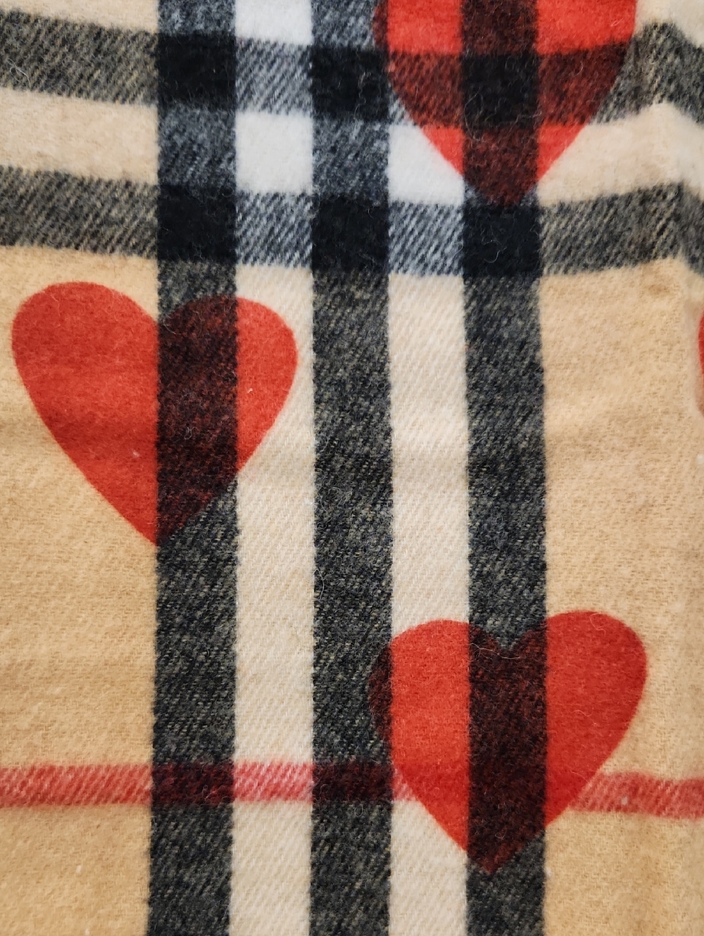 NWT Burberry style Women’s Tan Plaid Scarf with Red Heart Motif Not Burberry - Picture 4 of 6